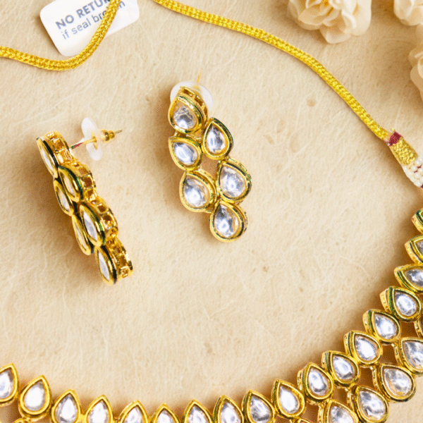 Gold Toned Teardrop design Kundan Necklace Set - Image 5