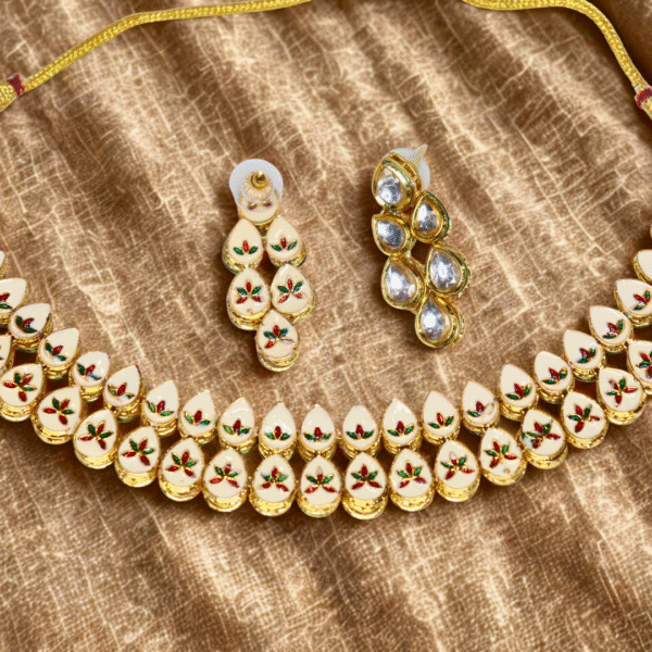 Gold Toned Teardrop design Kundan Necklace Set - Image 7